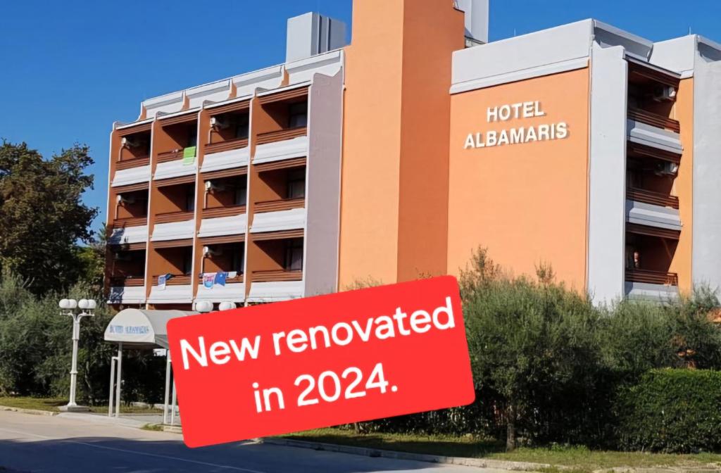 比奥格勒·纳·莫鲁Hotel Albamaris的一座新装修的酒店前方的标志