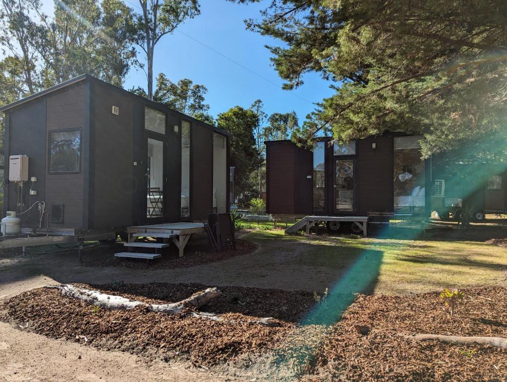 Dadswells BridgeTiny House 16A at Grampians Edge的坐在院子顶上的一个小房子