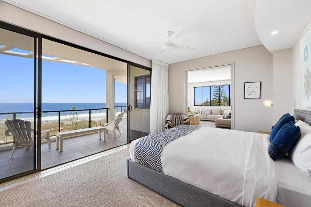 亚历山德拉岬角梅里迪安亚历克斯海滩公寓酒店的一间卧室配有一张床,享有海景