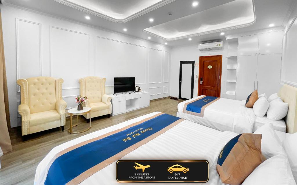 河内Chemi Noi Bai Airport Hotel的酒店客房设有两张床和电视。