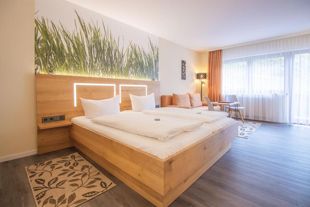 奥佩瑙布鲁姆旅馆的一间卧室,卧室内配有一张大床