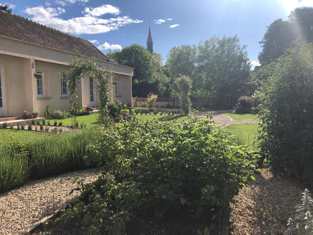 沙布利Riverside Lodge的一座带房子和教堂的花园