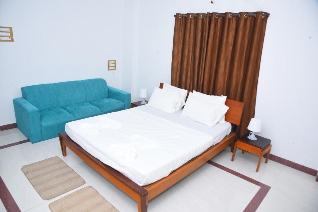 索拉普Solis Stay的一间卧室配有一张床和一张蓝色的沙发