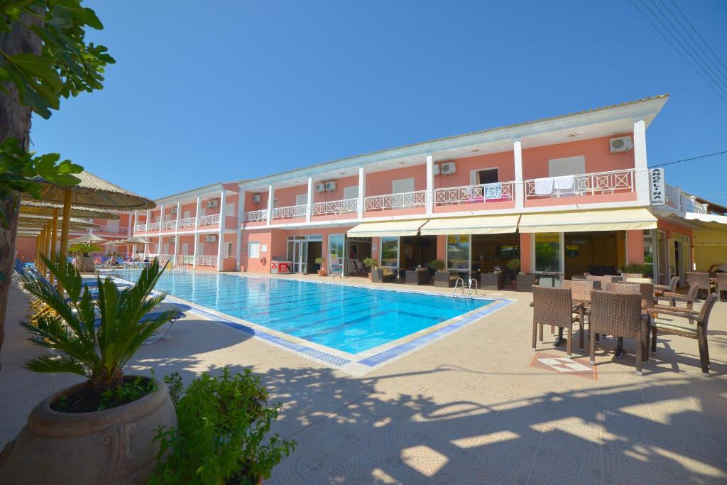斯达林安吉丽娜公寓及酒店的大楼前设有游泳池的酒店