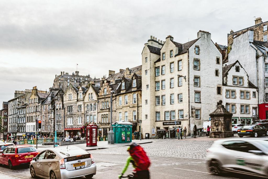 爱丁堡格拉斯广场酒店的开车穿过城市街道的妇女