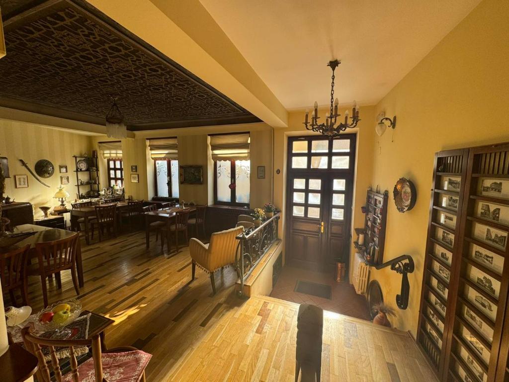 萨拉热窝Ada Apartments的一间铺有木地板的客厅和一间餐厅