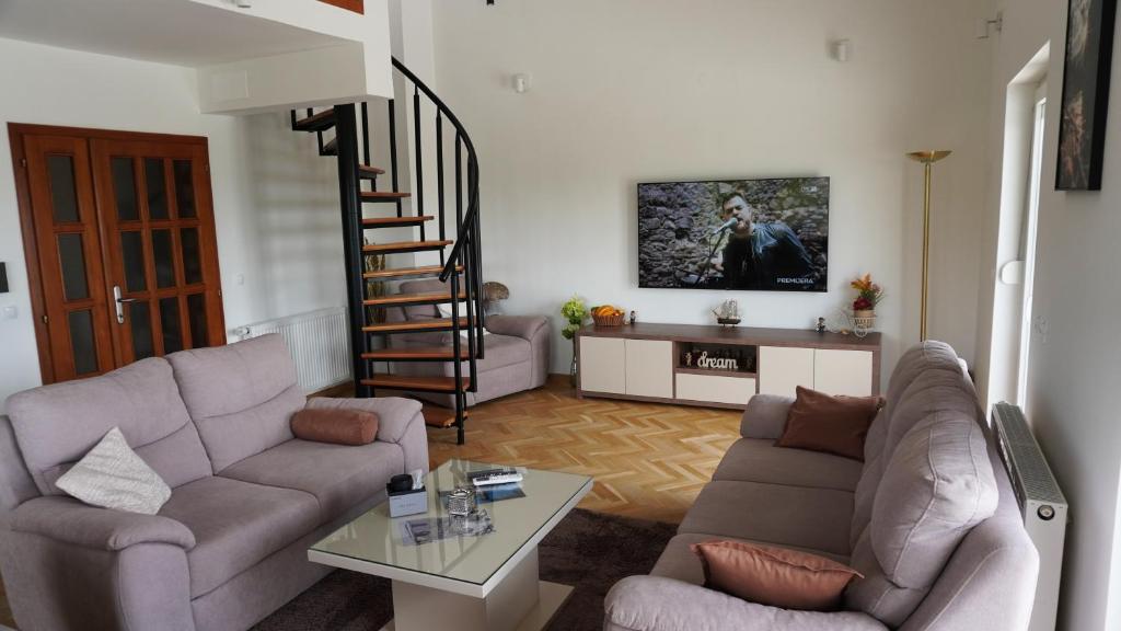 Široki BrijegApartment Zona的客厅配有沙发和桌子