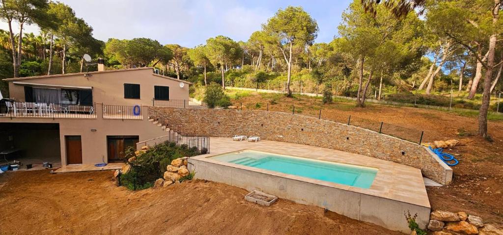 帕拉弗鲁赫尔La vinya的庭院中带游泳池的房子