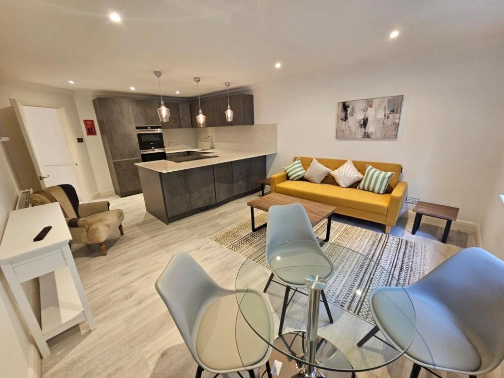 伦敦St Paul's London Apartments的带沙发和椅子的客厅以及厨房。