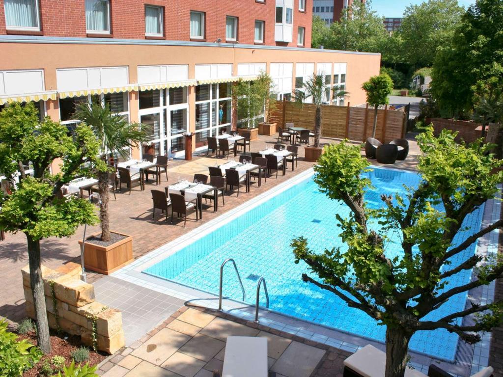 汉诺威宜必思酒店汉诺威医学园区 的享有带桌椅的游泳池的顶部景致