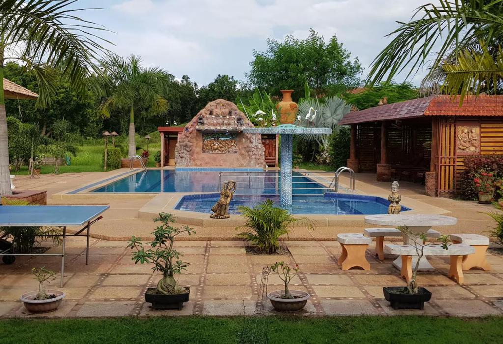 Ban Nong PhaiChangthai Comfort Guest House的庭院中一个带喷泉的游泳池