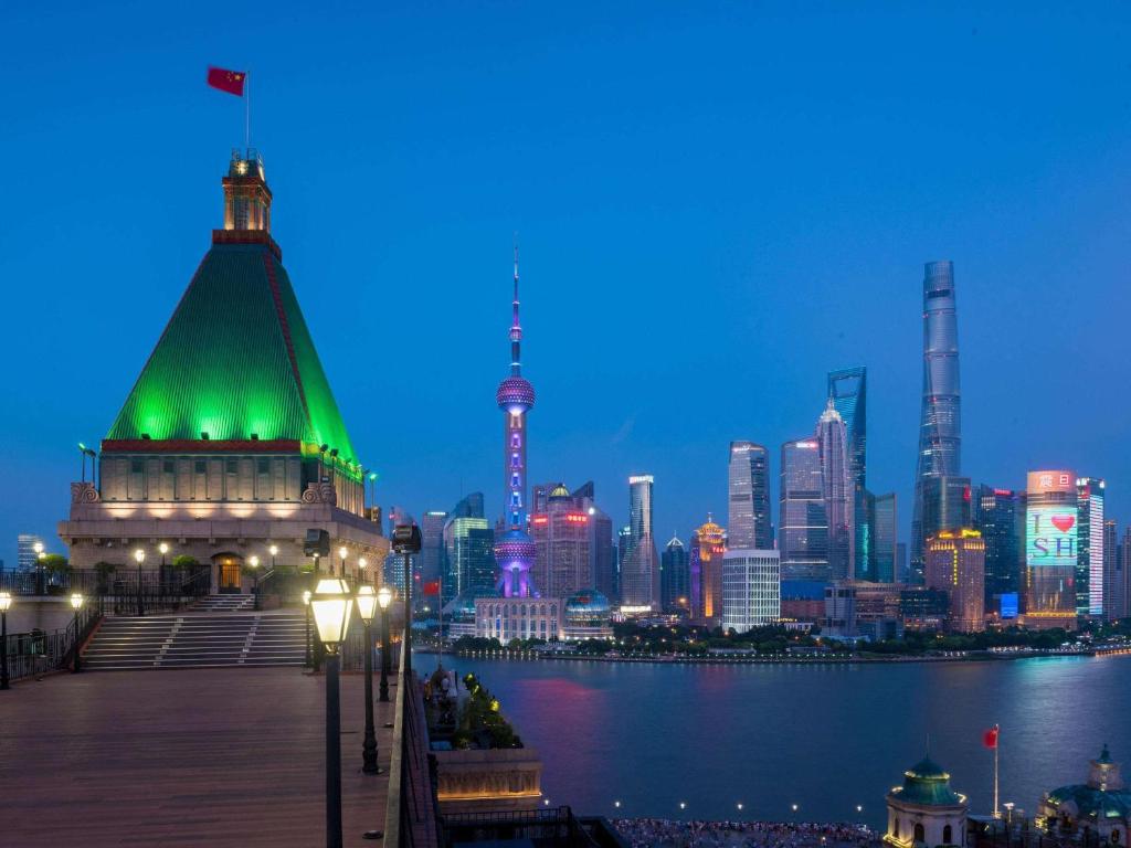 上海上海和平饭店的享有城市天际线的美景。
