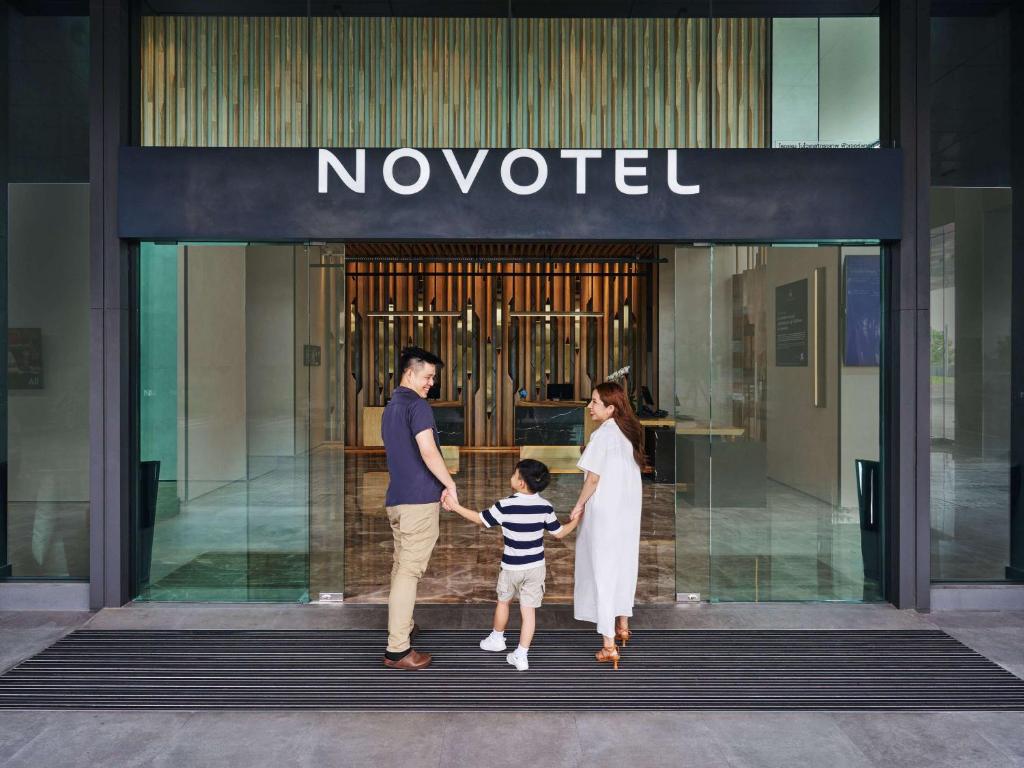 巴吞他尼Novotel Bangkok Future Park Rangsit的一家从一个没有等待的商店里走出来