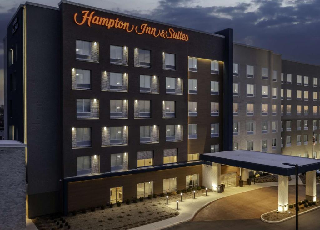 印第安纳波利斯Hampton Inn & Suites Indianapolis West Speedway的汉普顿赫斯顿套房的 ⁇ 染