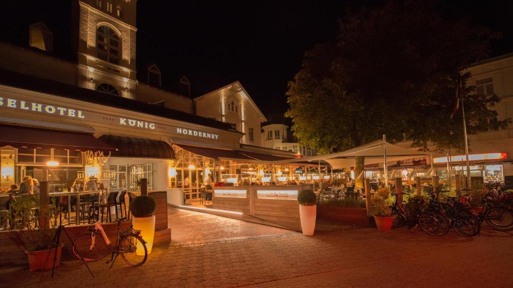诺德奈科尼希岛上酒店的一群商店在晚上在城市街道上