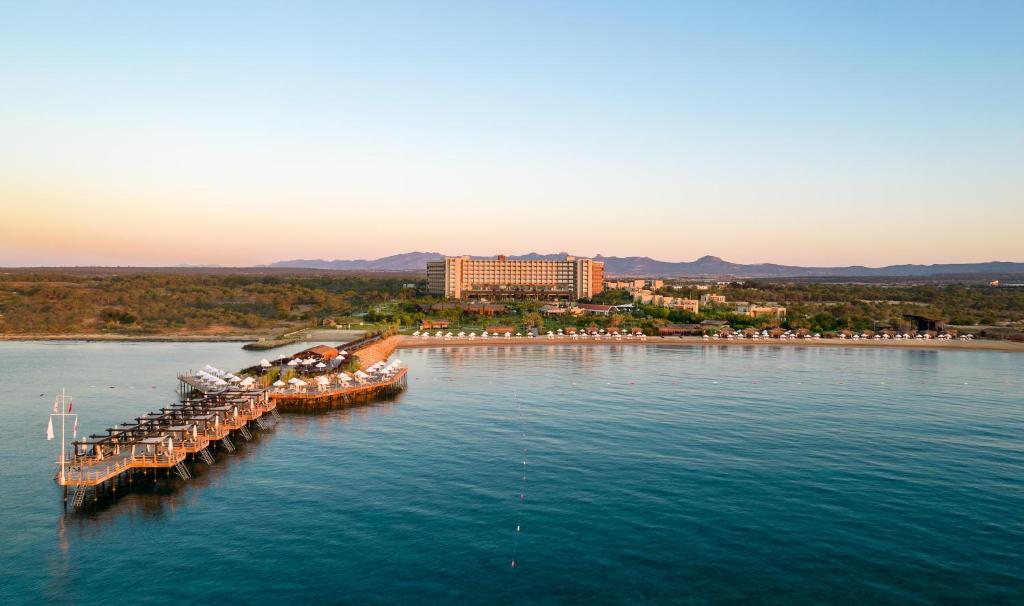 沃科利达Concorde Luxury Resort & Casino的水体上度假村的空中景观