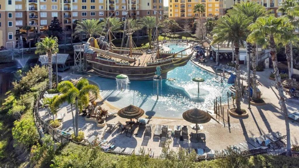 奥兰多Pirate Ship Resort Condo的度假村内的大型游泳池,里面装有小船