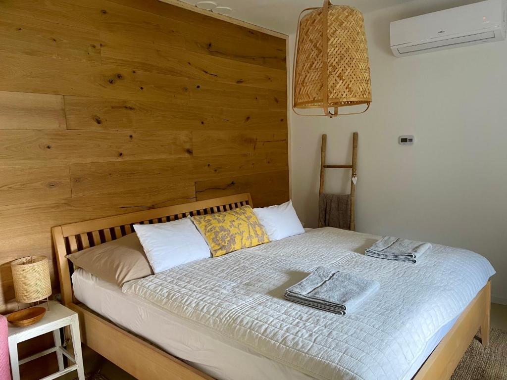 厄里圣彼得Patika Vendeghaz的一间卧室配有一张木墙床