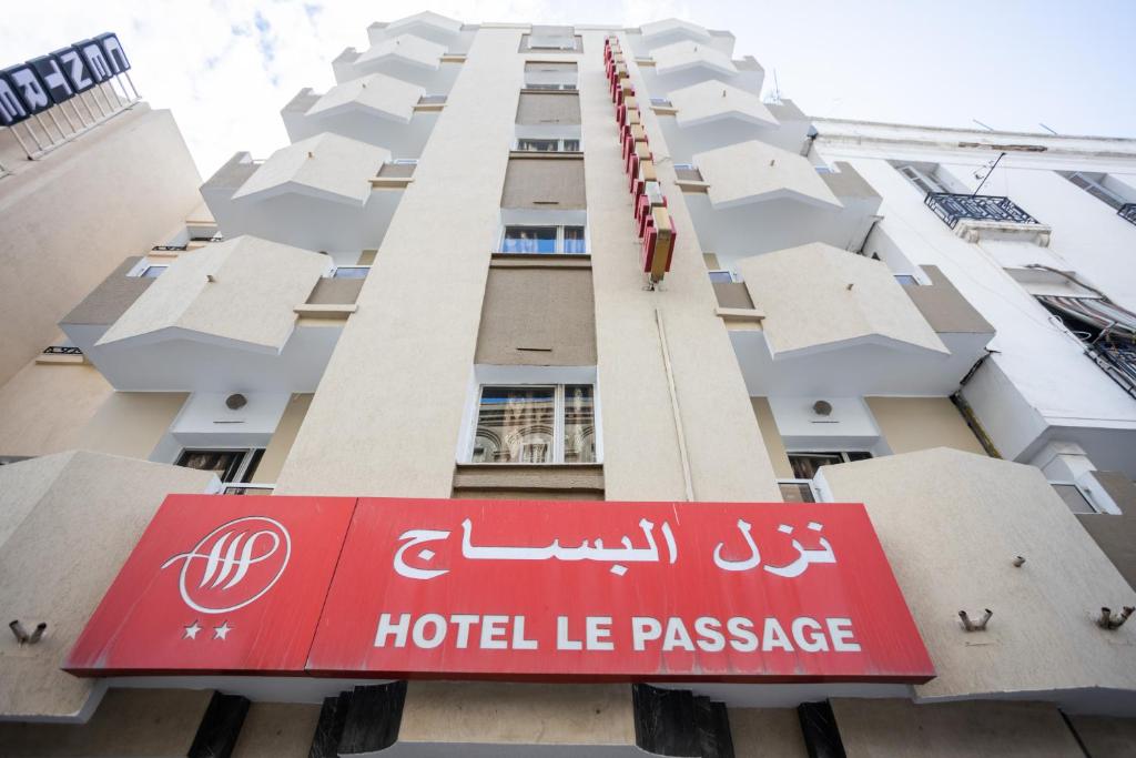 突尼斯Hôtel le passage的大楼前的酒店标志
