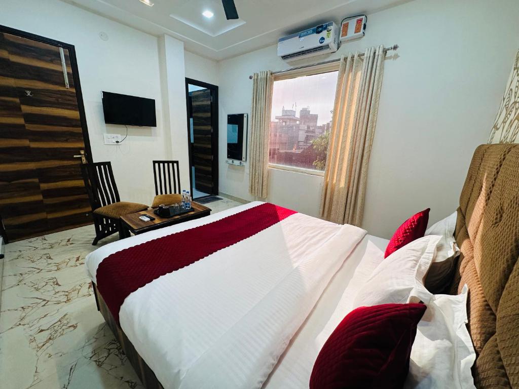 阿姆利则Embasy Hotel Near Golden Temple的酒店客房设有床和窗户。