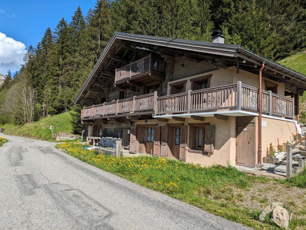 欧特吕斯Chalet Hauteluce, 4 pièces, 7 personnes - FR-1-342-309的路边带阳台的房子