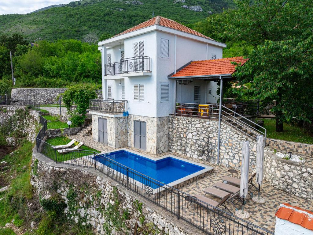 布德瓦Villa Tranquila的一座房子前面设有游泳池