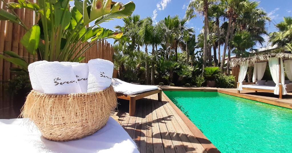 圣乔治VILLA SERENITY 3 Luxury boutique villa的一个带游泳池、椅子和植物的度假胜地