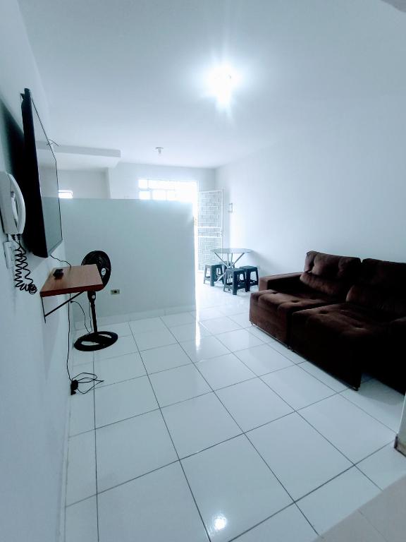 因佩拉特里斯Apartamento Mobiliado no Centro Comercial的客厅配有沙发和桌子
