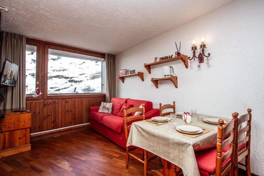 布勒伊-切尔维尼亚Marcolski home的客厅配有红色的沙发和桌子