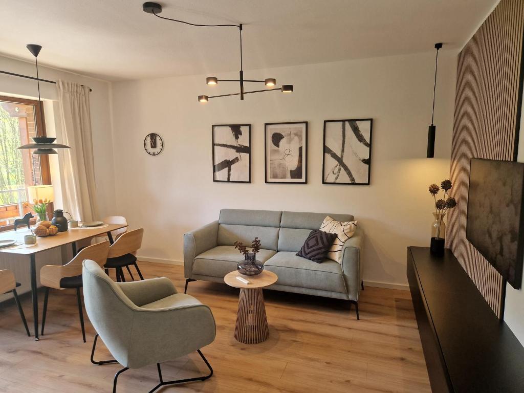 维林根Haus Daut的客厅配有沙发和桌子