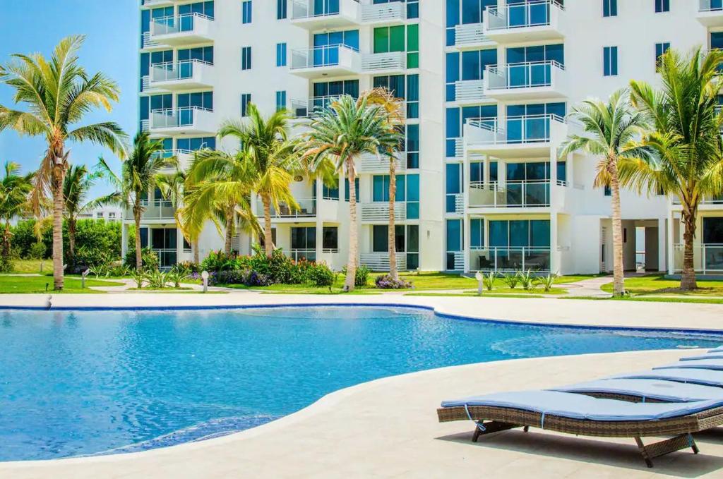 普拉亚布兰卡Playa Blanca Beach Rentals的大型公寓大楼前的游泳池