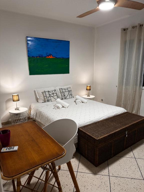 胡安莱潘Villa Butterfly - Jardin - Plage 400m的白色卧室配有两张床和一张桌子