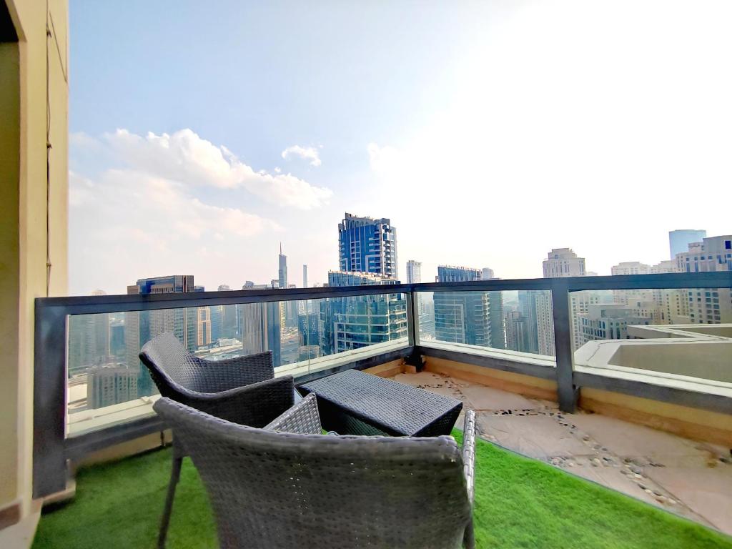 迪拜ELAN RIMAL SADAF Suites的市景阳台配有2把椅子