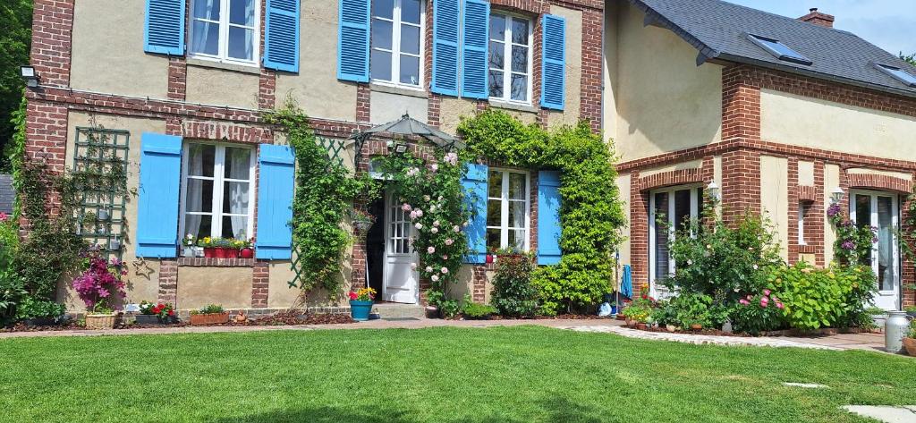 埃屈埃莫维尔La mare aux petits diables的一座带蓝色百叶窗和庭院的大型砖屋