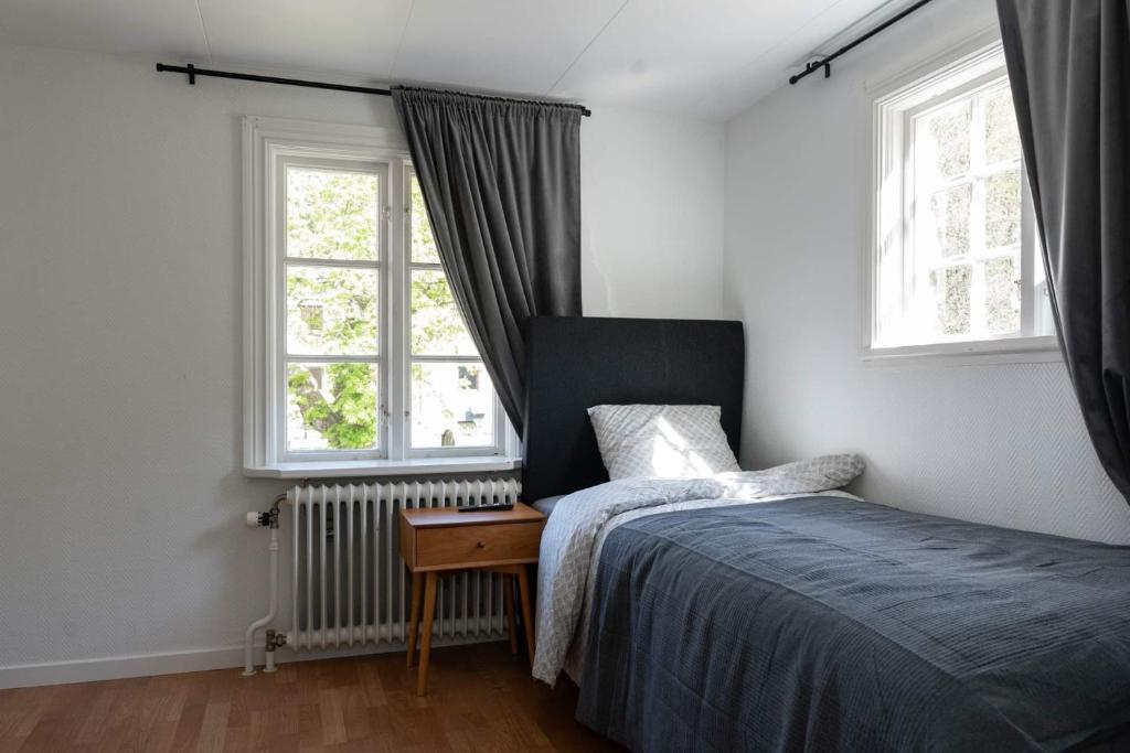 långstorp的一间卧室设有一张床和两个窗户。