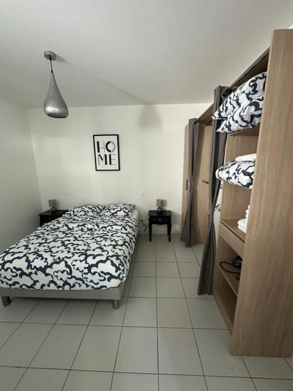 格里莫Appartement de charme n7的一间卧室配有一张床和两张双层床。