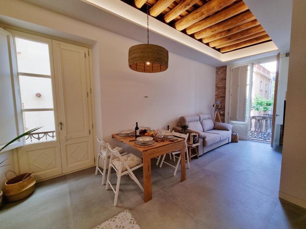 布拉内斯Antiquari de Blanes Apartamento rústico modernizado en la Costa Brava的客厅配有桌子和沙发