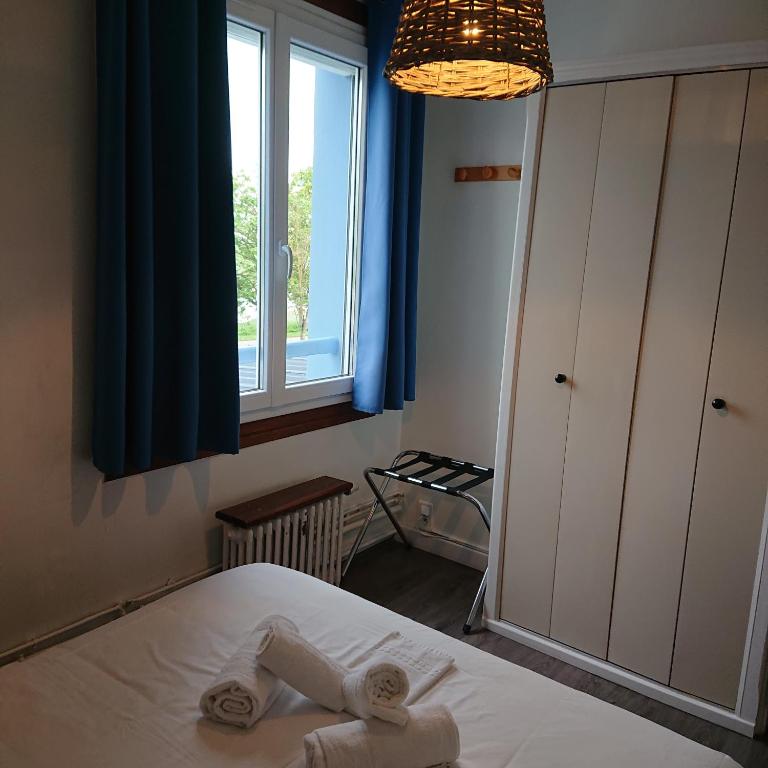滨海卡约Le Parc aux Huîtres的一间卧室配有一张床,上面有两条毛巾