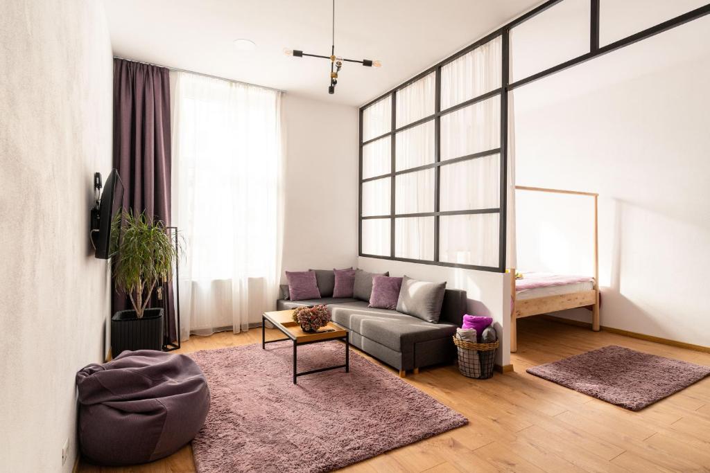 弗格拉什Urban Six Apartments的客厅配有沙发和桌子