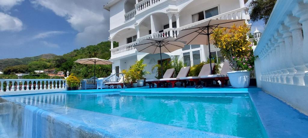 塔沃加Taboga Palace SPA Hotel的酒店前的游泳池