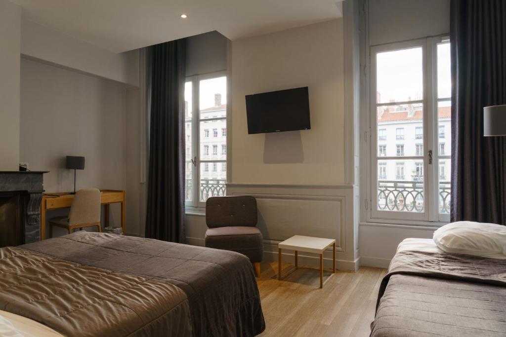 里昂剧场酒店的酒店客房设有两张床和电视。