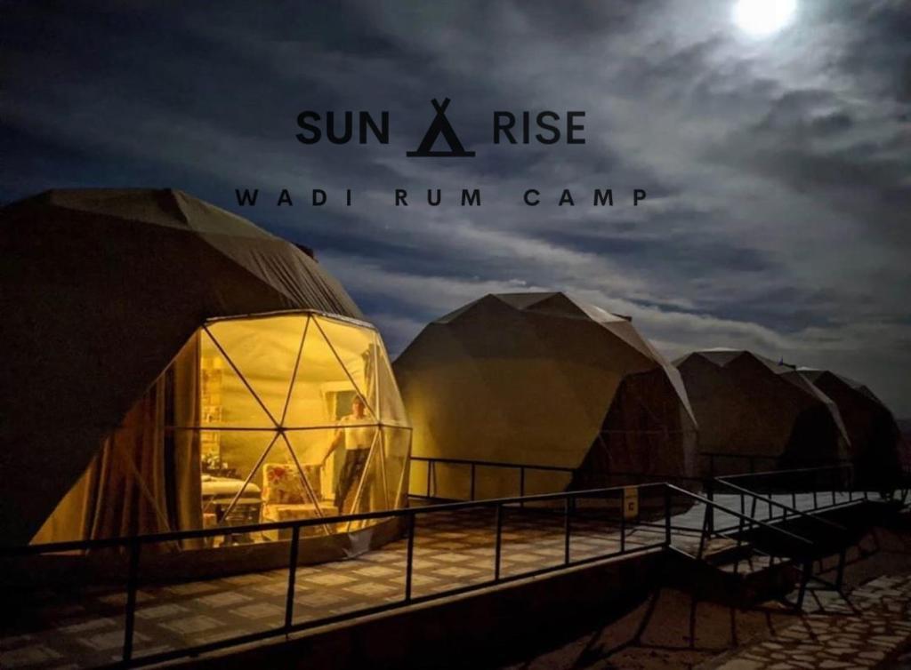 瓦迪拉姆Sunrise Wadi Rum Camp的一群 ⁇ 顶,上面写着太阳字,隆起瓦迪朗姆酒