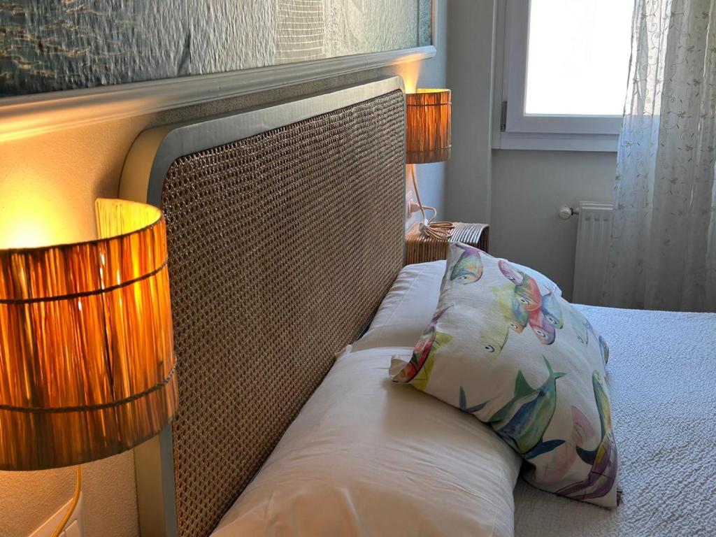 瓦伦纳Varenna Guest House的一间卧室配有一张带两盏灯的床。