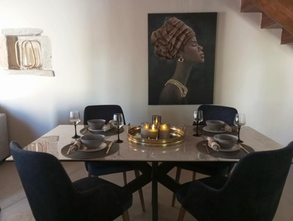 卡米拉日Villa archontiko的餐桌,椅子和一幅女人画