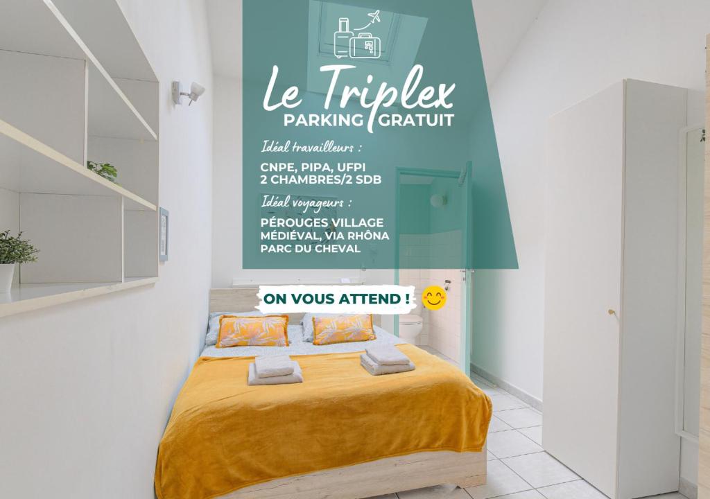 LagnieuLe Triplex proche CNPE, PIPA, Via Rhôna的卧室配有一张挂有墙上标志的床