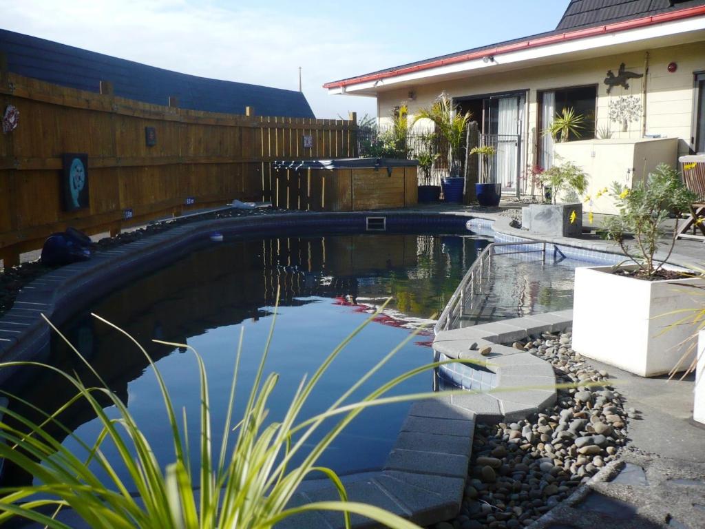凯塔亚奥拉纳餐厅和酒店的蓝色水屋庭院中的游泳池
