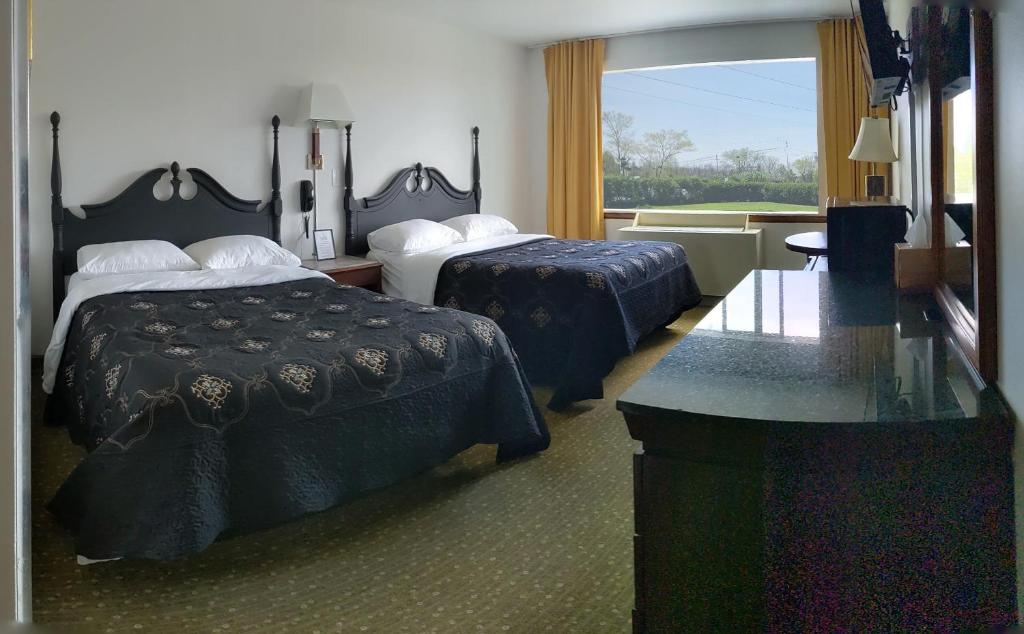 伯灵顿South Side Inn - Burlington的酒店客房设有两张床和窗户。