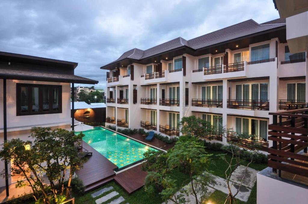 清莱清莱乐帕塔酒店 SHA Extra Plus的享有酒店空中美景,设有游泳池
