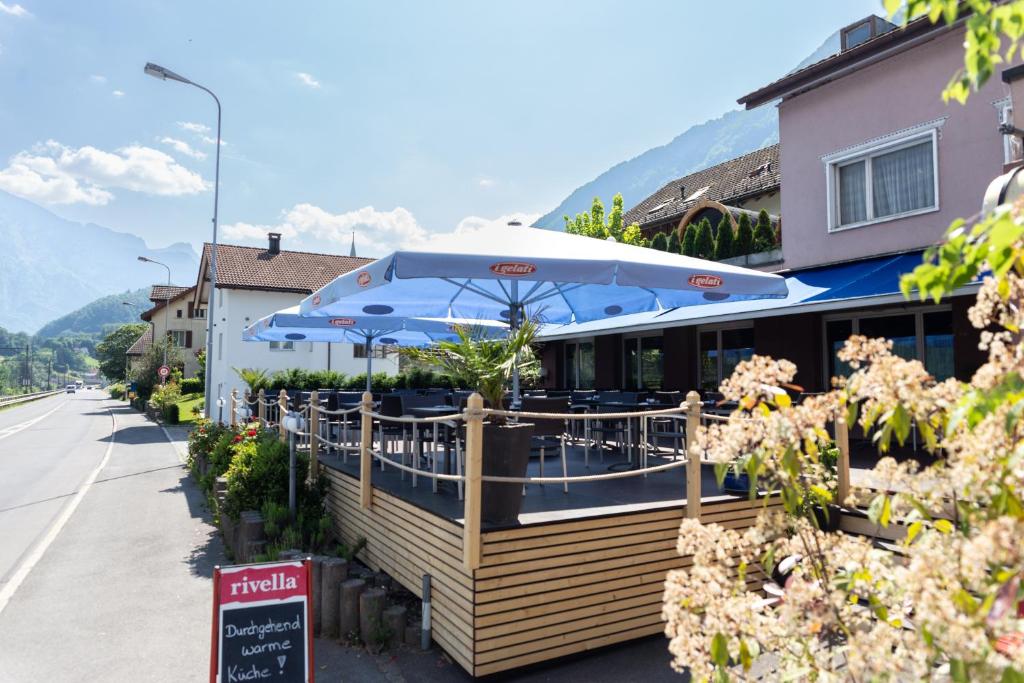 莫尔斯施发赫特酒店的街道边的一间有蓝色遮阳伞的餐厅