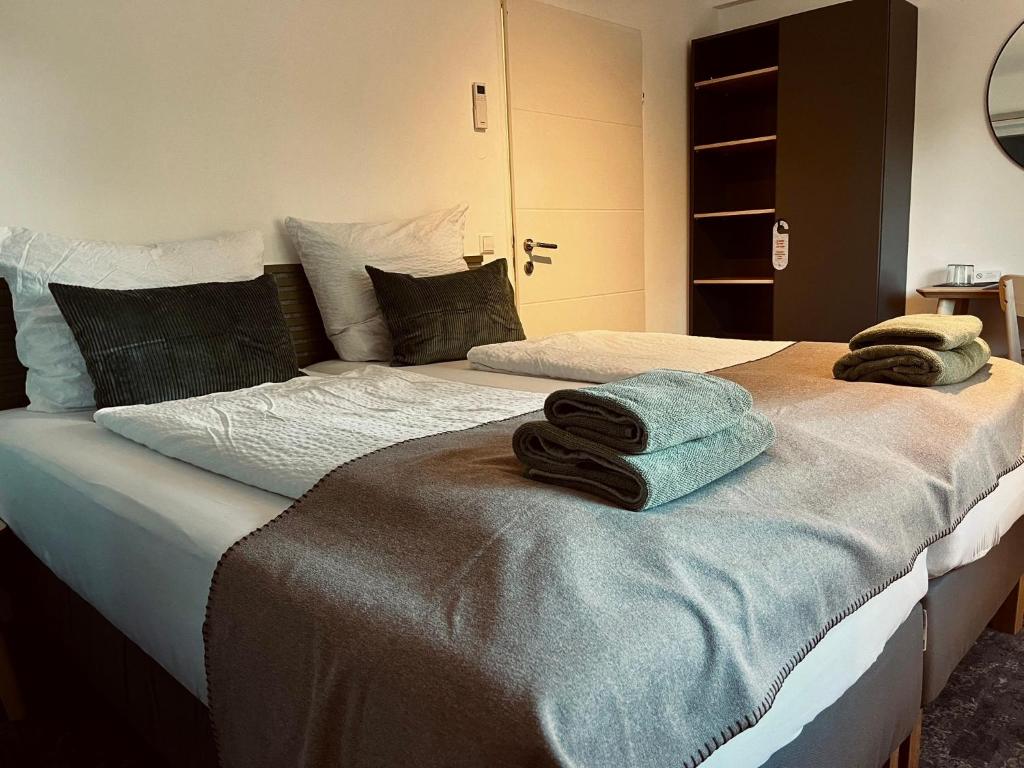 LiebenfelsPension Auer的一间卧室配有两张带毛巾的床